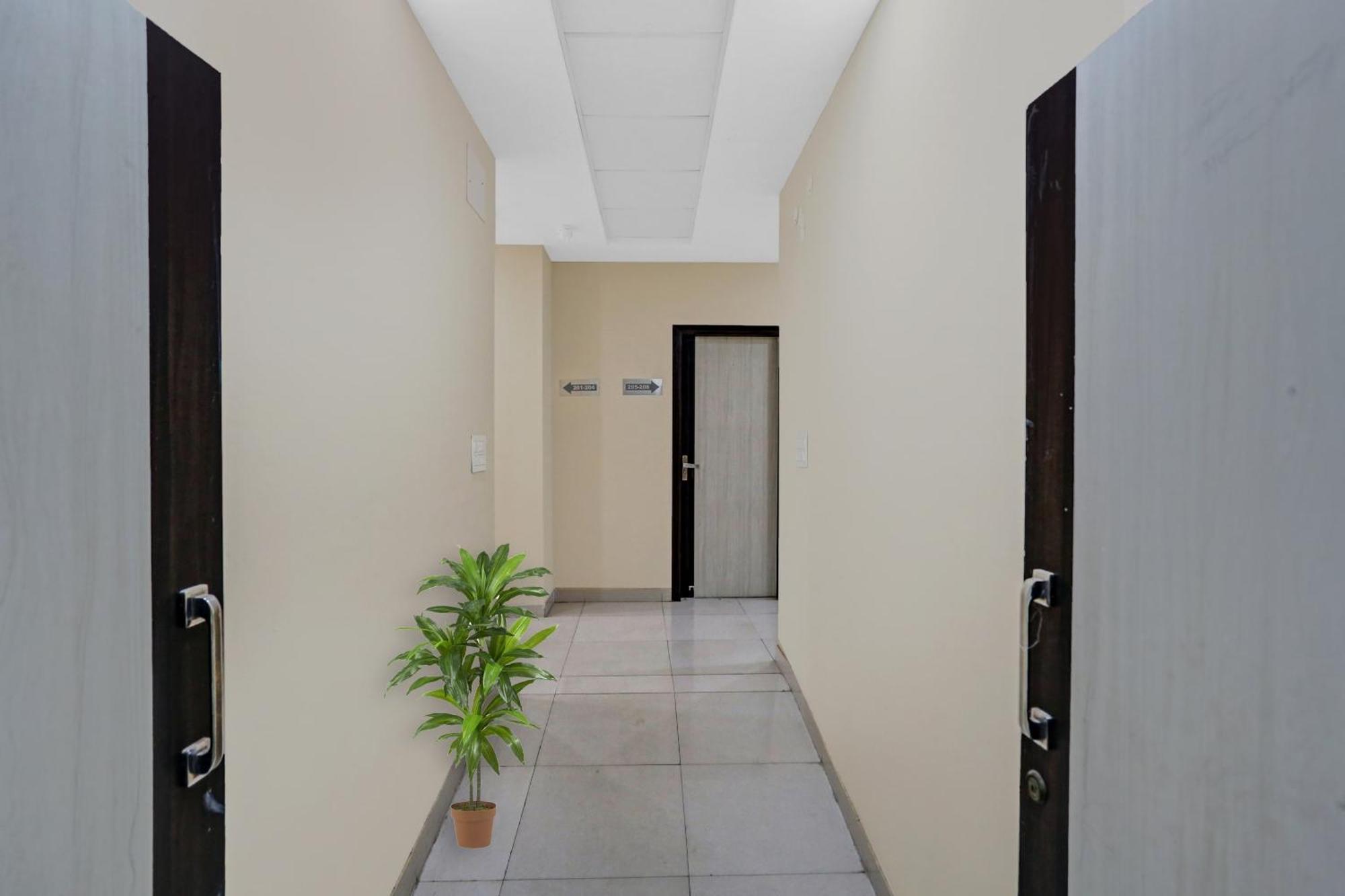 Collection O Metro View Ashok Vihar Near Shalimar Bagh Metro Station Hotel New Delhi Ngoại thất bức ảnh